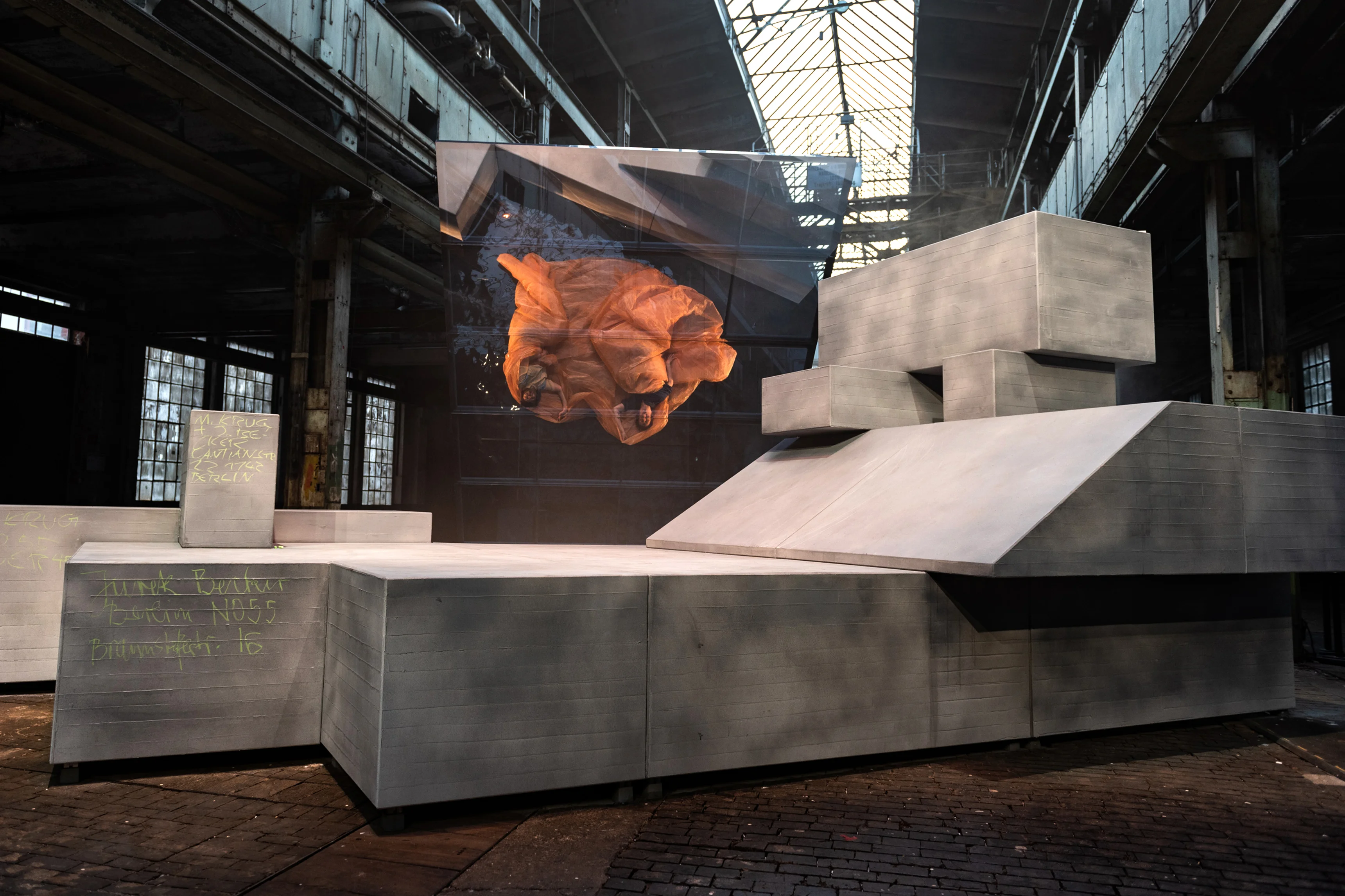 buehne-mit-spiegelung-es-ist-quasi-liebe-maylin-habig