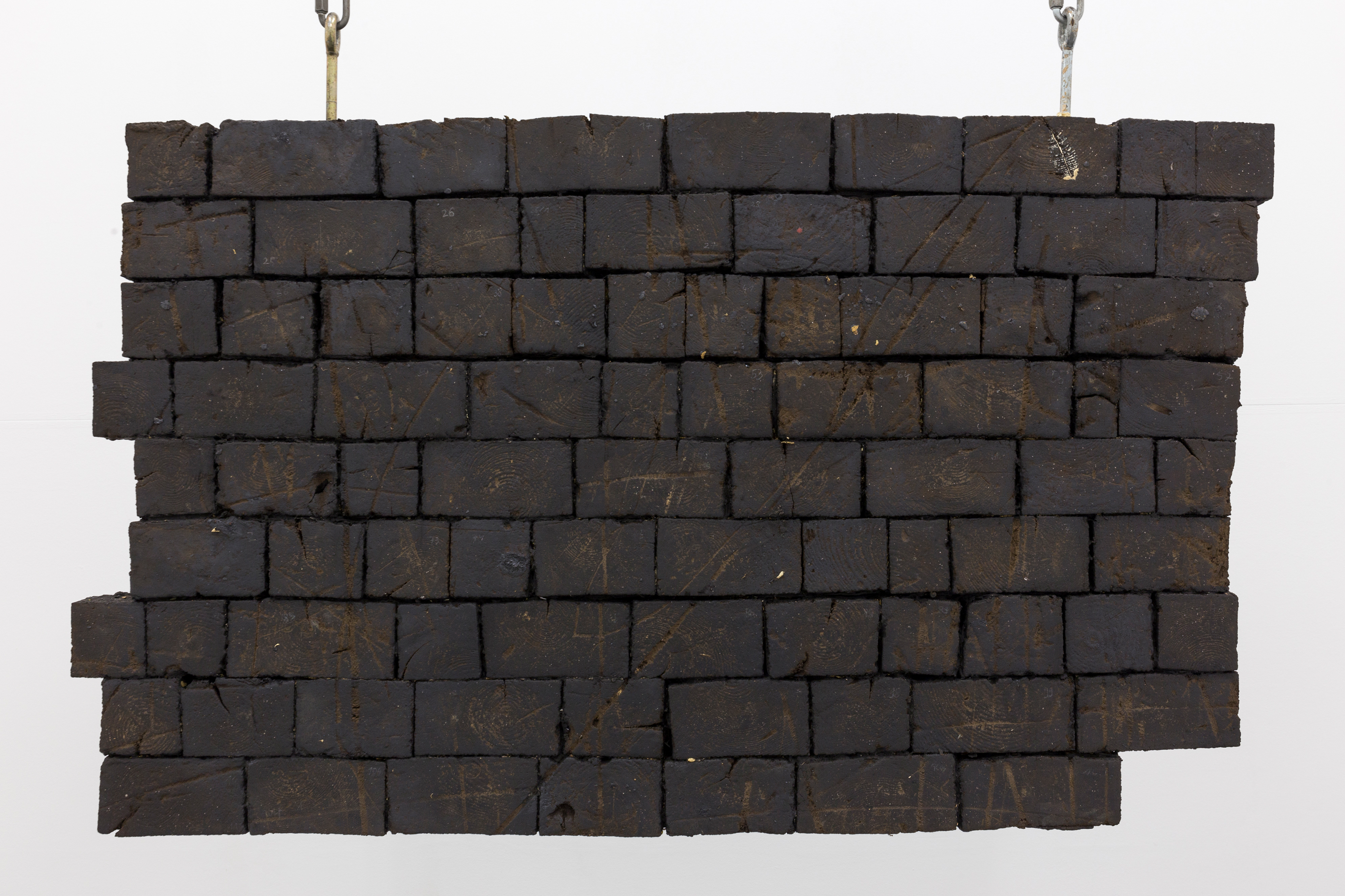 Hängendes Objekt bestehend aus dem Boden der Naxoshalle Frankfurt