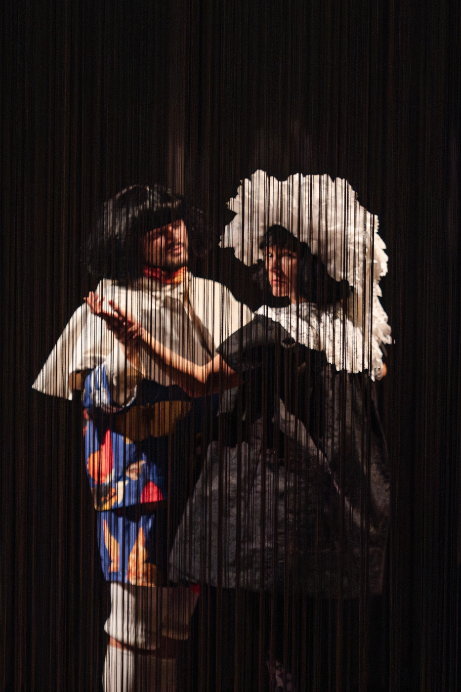 tanzend-hinter-vorhang