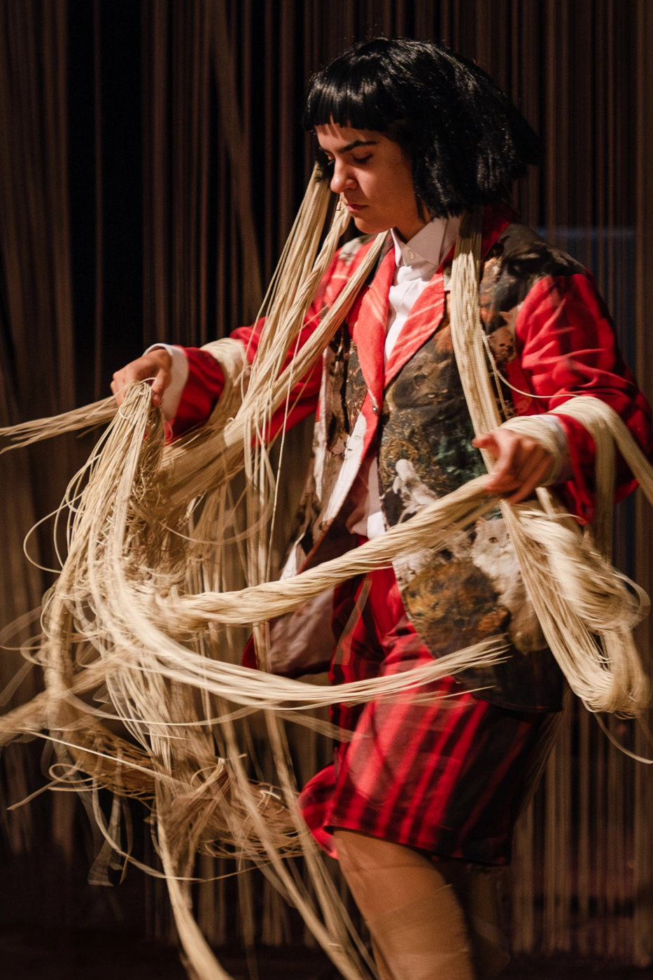 mariann-tanzend-mit-faden