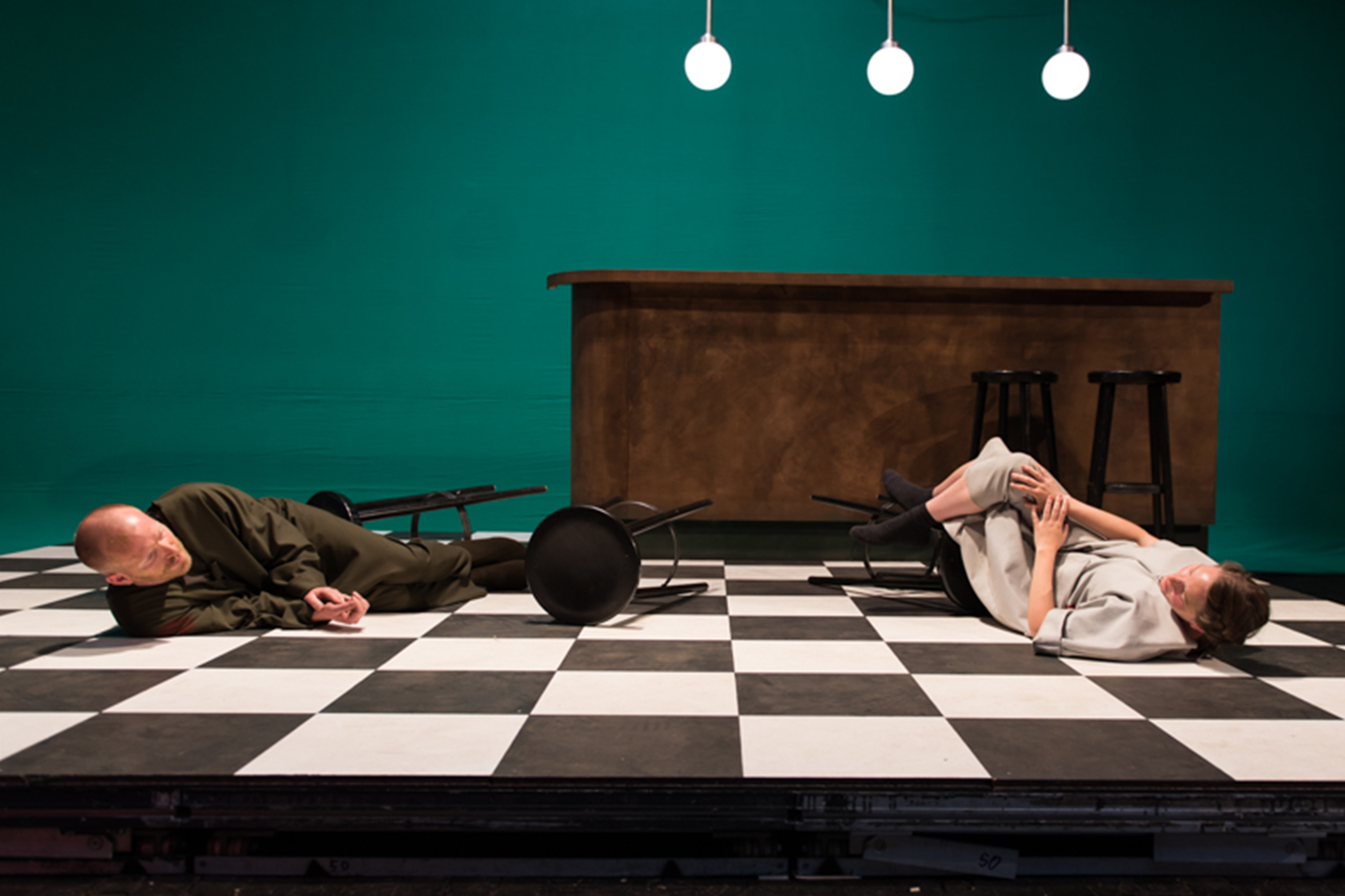 maylin-habig-rot-oder-tot-1-andreas-jahncke-anna-rausch-bar-liegend-naxoshalle-frankfurt