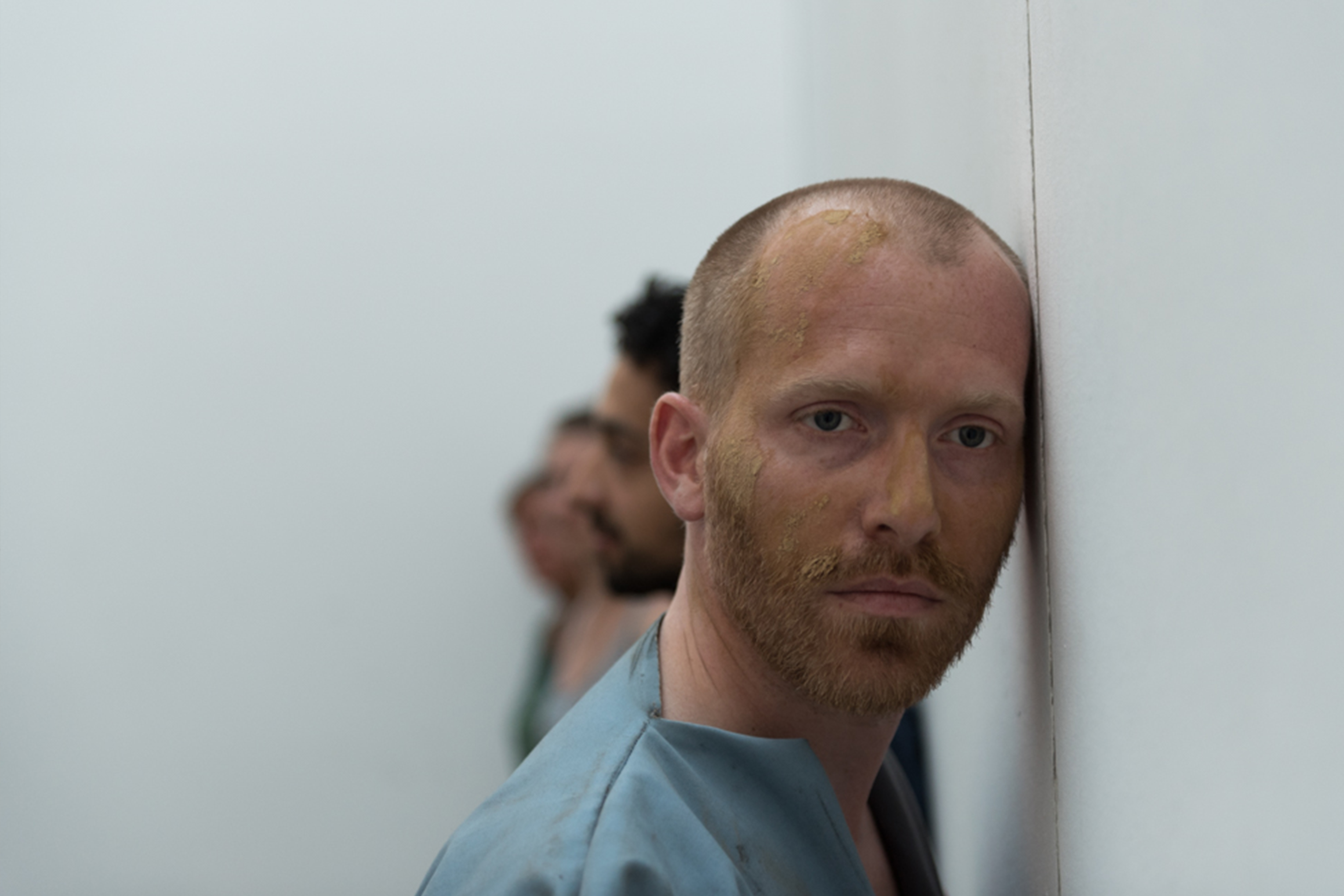 kostümbild von Maylin Habig, im Stück Rot oder Tot, folge 1 spielt Andreas Jahncke Manfred Krug, lehnt mit dem Kopf an der wand, Foto von Robert Schittko