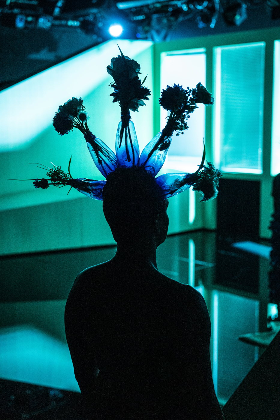 tod-der-treuhand-theater-magdeburg-christoph-foerster-kopfschmuck-von-hinten